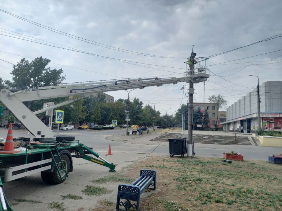 Специалистами МУП "Акимовского ЖКХ" были проведены работы по восстановлению уличного освещения