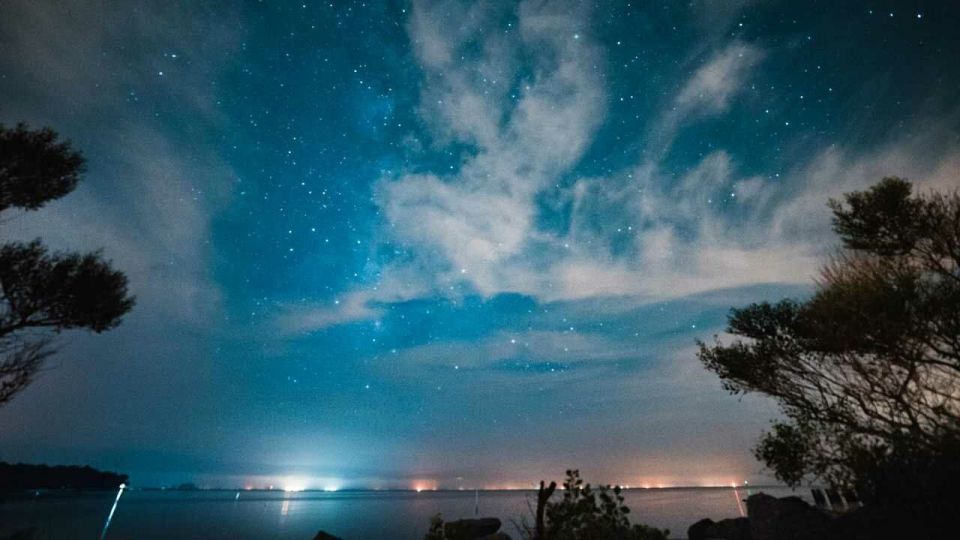 Закат – всего лишь окончанье дня! Садится солнце, ведь оно устало, Но всё равно касается меня, Но вечером тепла от солнца мало