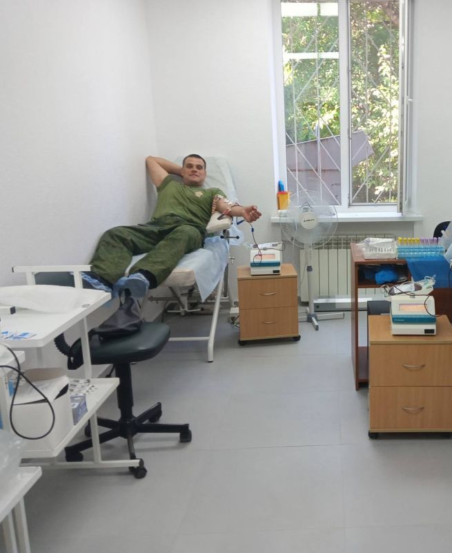 Сотрудники следственного управления Следственного комитета РФ по Запорожской области приняли участие в донорской акции