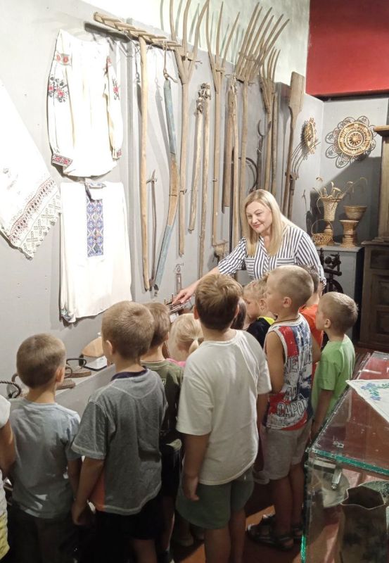 В Токмакском краеведческом музее для воспитанников подготовительной группы детсада «Калинка» провели увлекательную экскурсию, посвященную культурному наследию родного края