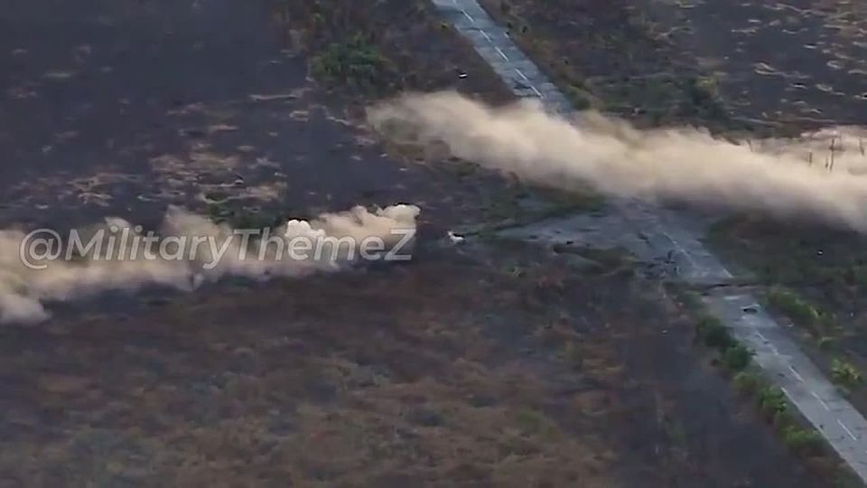 Наш танк прорывается через минные поля, прокладывая путь для нашей пехоты на Запорожском направлении