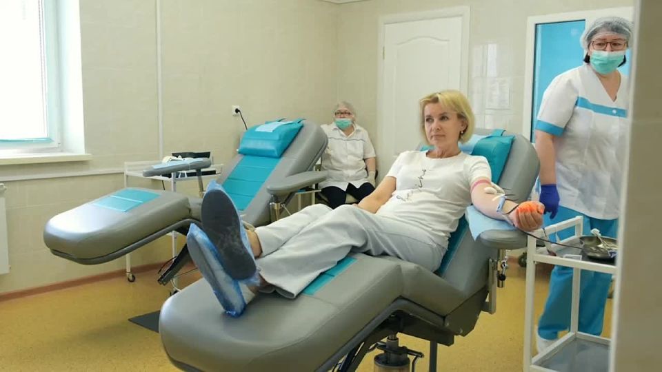 Ирина Гехт: Когда наш регион отмечал День физкультурника, я подошла к стенду Ненецкого регионального отделения Российского Красного Креста, где несколько человек заполняли документы на донорство стволовых клеток