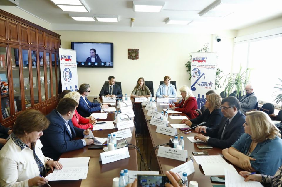 Фонд «Защитники Отечества» активно работает в сфере трудоустройства и обучения ветеранов СВО новым профессиям, поддерживает различные программы подготовки кадров