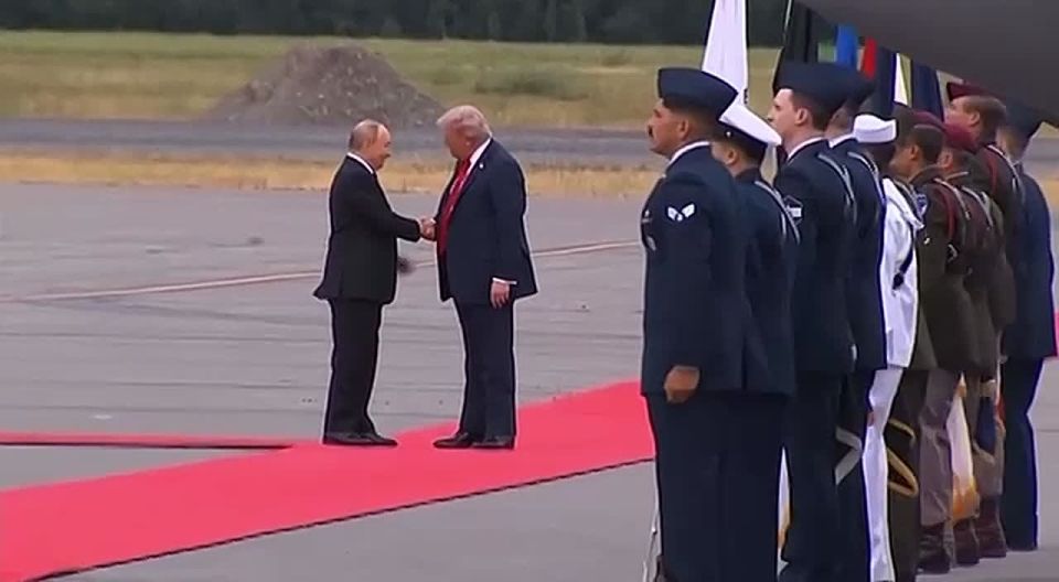 Рукопожатие двух лидеров. Первое рукопожатие