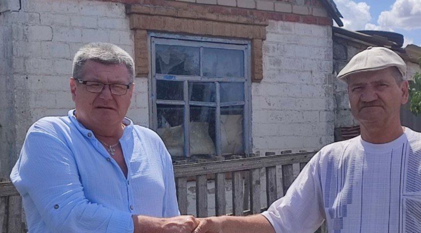Депутат Виктор Куковинец организовал ремонт кровли для пенсионера в Черниговке