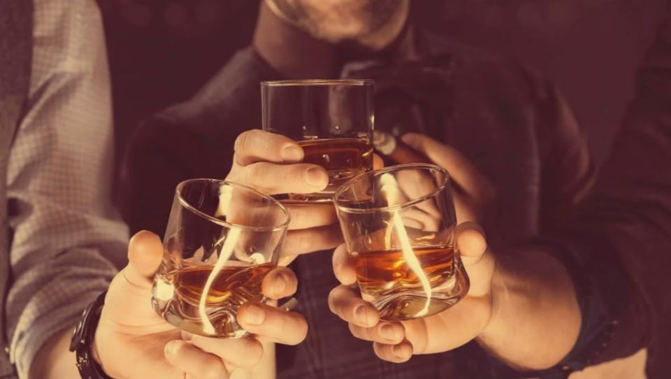 Продажи крепкого алкоголя сократились в России