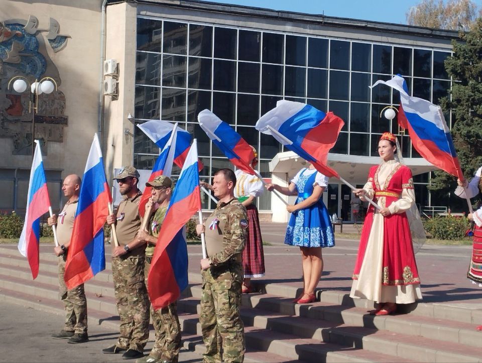 Ветераны СВО и команда запорожского филиала фонда «Защитники Отечества» приняли участие в съемках праздничного ролика ко Дню Государственного флага РФ. Вместе со студией современного танца «Карамель» бойцы и сотрудники фонда...