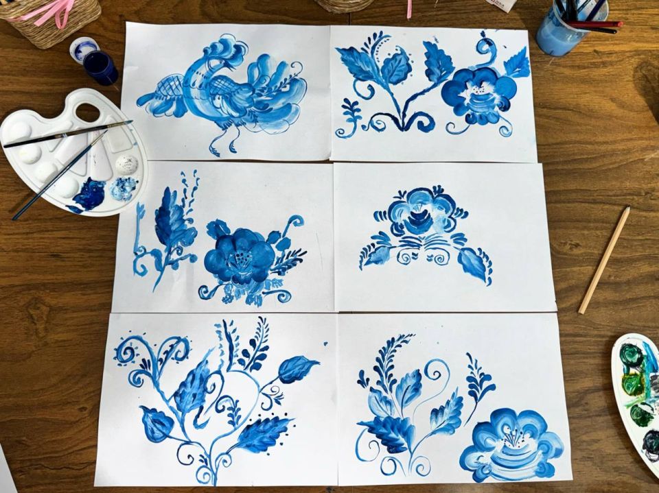 Синие узоры гжели засияли в клубе досуга Тихоновки