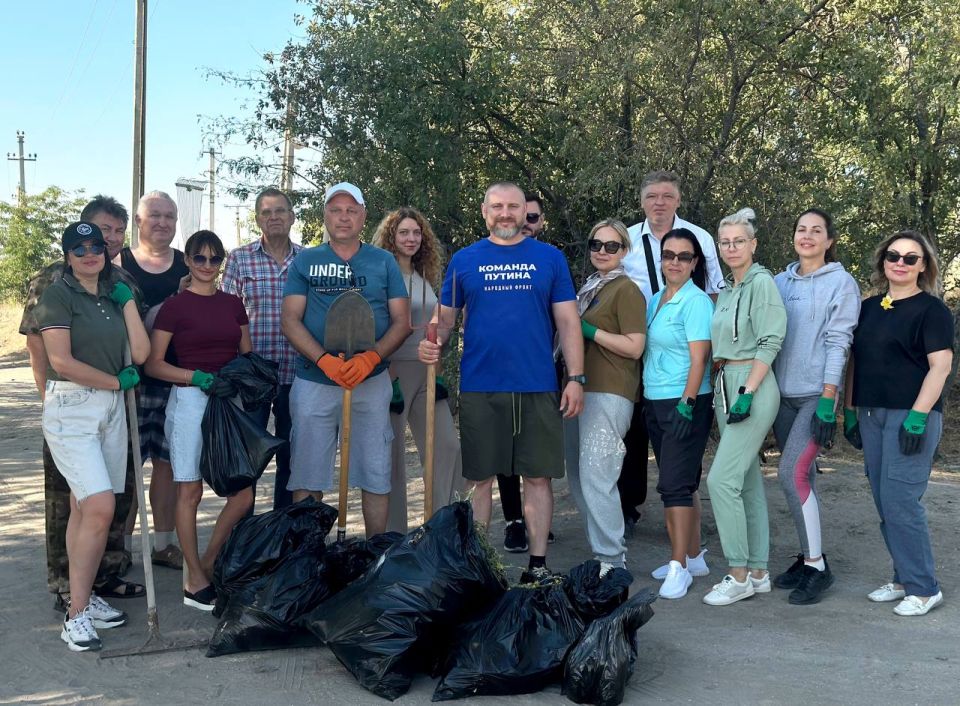 Сотрудники Министерства промышленности и торговли Запорожской области приняли участие в субботнике на территории озера Горячка