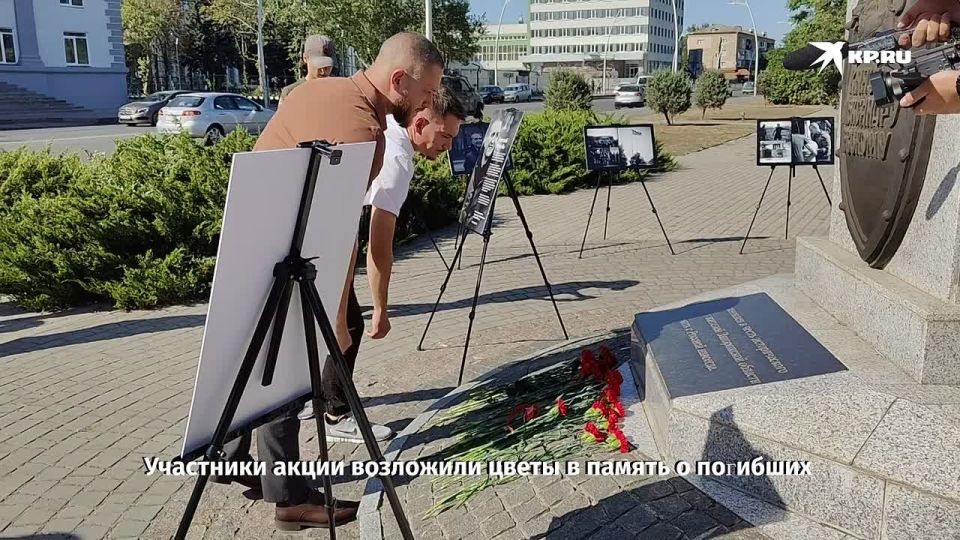 В Мелитополе молодежка Народного фронта провела фотовыставку и церемонию возложения цветов, почтив память волонтеров, погибших год назад в Курской области при эвакуации мирных жителей из зоны обстрелов