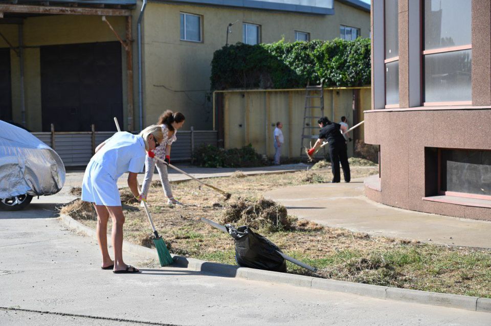 Мир, труд, август!. Сегодня сотрудники Министерства экономического развития Запорожской области провели субботник по уборке территории, прилегающей к зданию организации