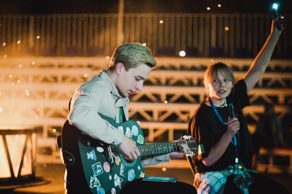 Что может быть лучше, чем петь песни под гитару у костра?