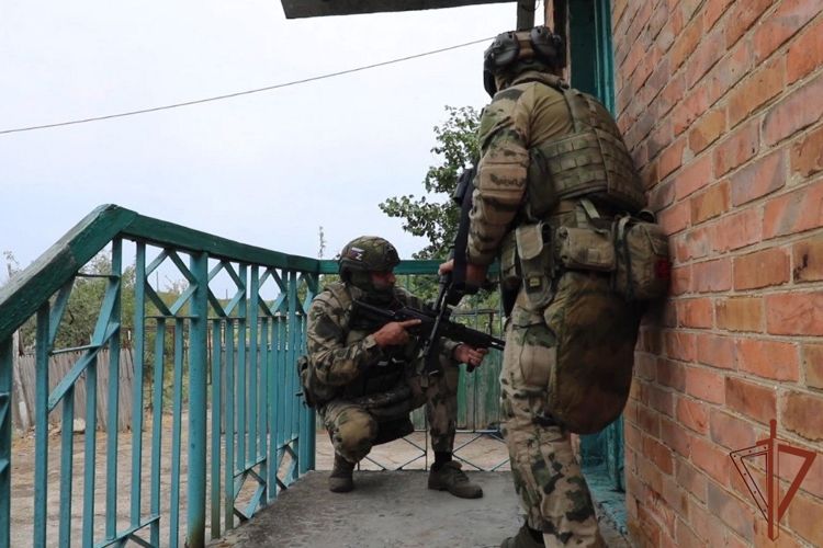 Росгвардейцы нашли антироссийскую литературу в Запорожской области (видео)