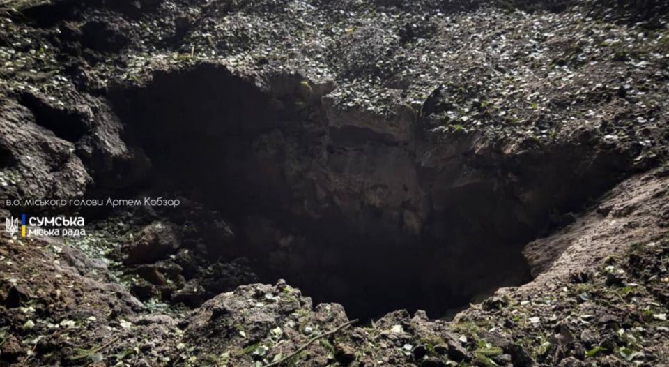 Воронка от ракеты Фламинго в Сумах