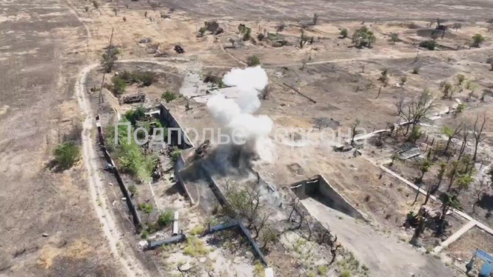 Херсонское направление. В ходе ведения воздушной разведки восточнее Антоновки обнаружена выносная антенна и хорошо укрепленное укрытие боевиков ВСУ