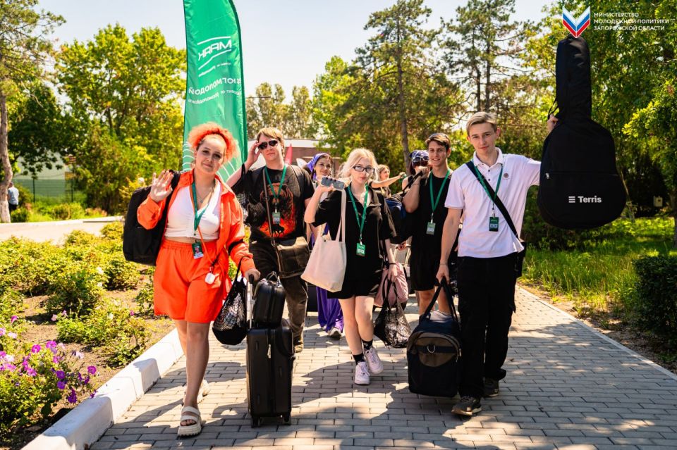 Рассказываем как прошел заезд участников на Всероссийский молодежный образовательный форум «Юг Молодой»: ярко, масштабно и с динамичной музыкой!