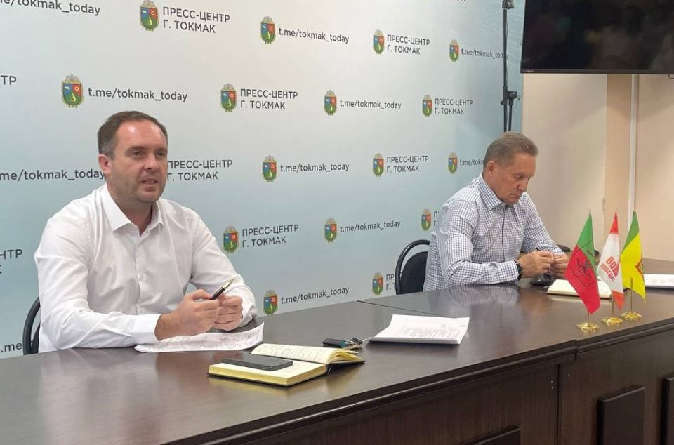 В администрации Токмакского муниципального округа прошло рабочее совещание под руководством Главы округа Александра Калмыкова