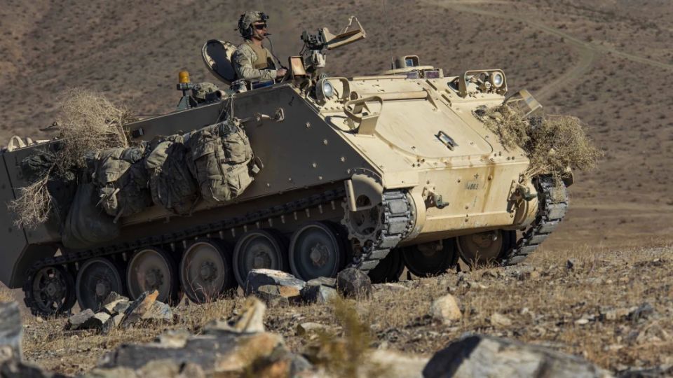 Американский бронетранспортёр пошёл в атаку на ВСУ. Ещё и под флагом США и России. Что происходит?