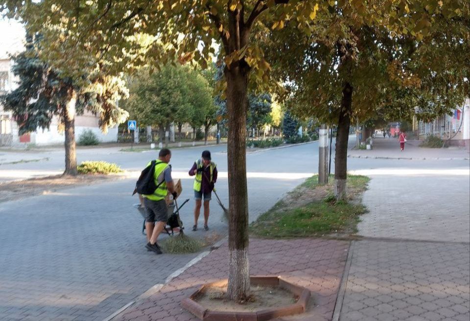 Сотрудники МУП КП «Контакт» в ежедневном режиме проводят работы по благоустройству Токмакского муниципального округа