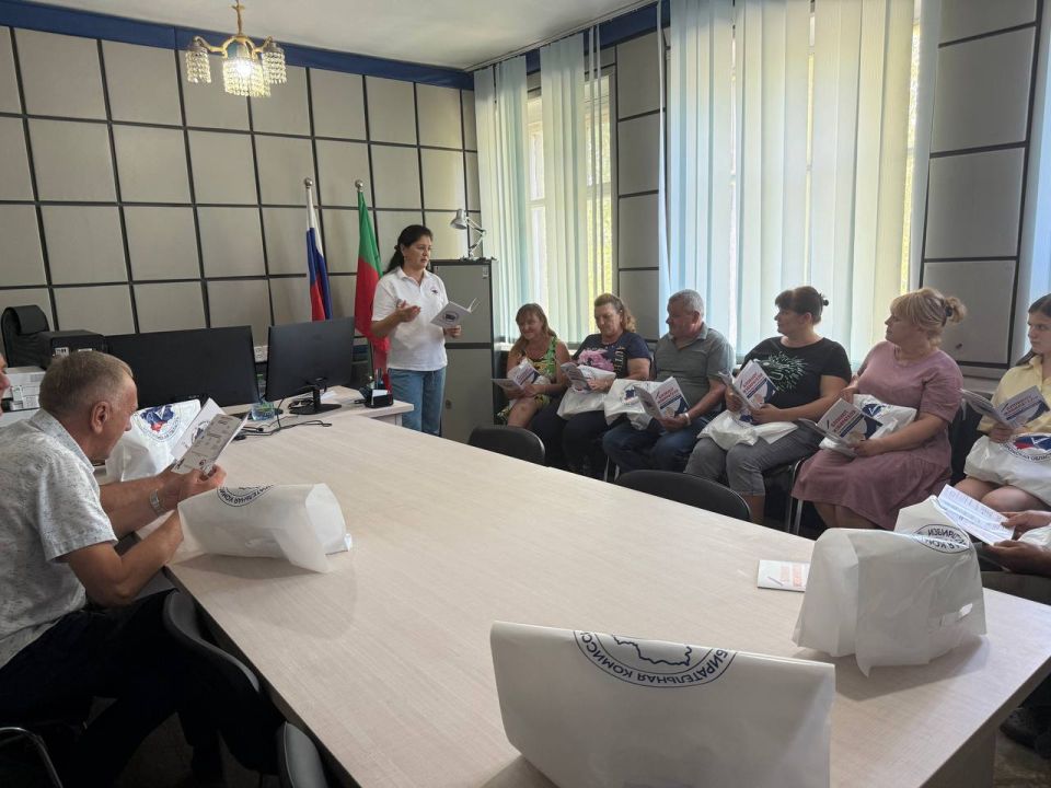 Председатель ТИК №5 Приазовского МО провела встречу с сотрудниками местной администрации