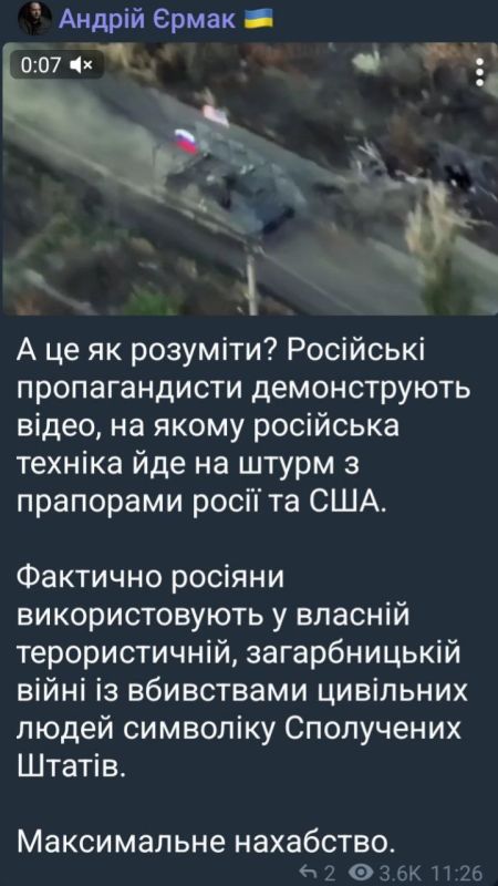 У украинских СМИ и пабликов «сгорело» от видео RT, где трофейный американский БТР с флагами России и США мчится в бой в Запорожской области