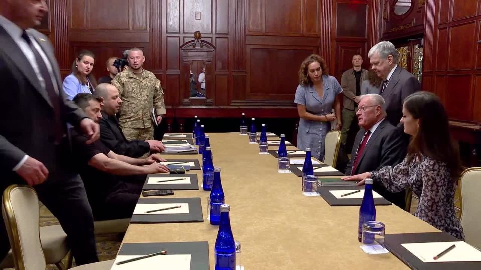 Под курточкой оказалась обычная черная футболка