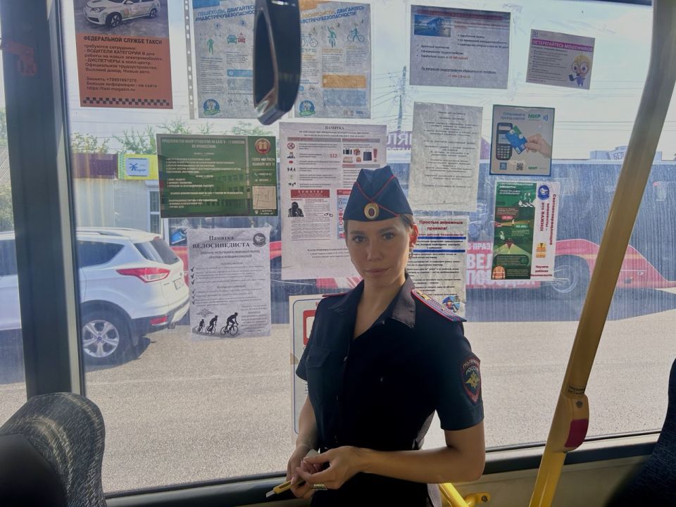 Сотрудники Госавтоинспекции города Мелитополя размещают информационные памятки по Правилам дорожного движения в местах массового скопления граждан