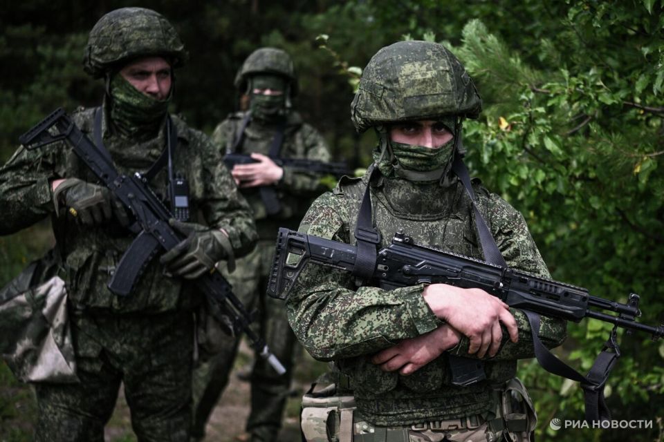 Боец спас свою группу от подрыва на мине