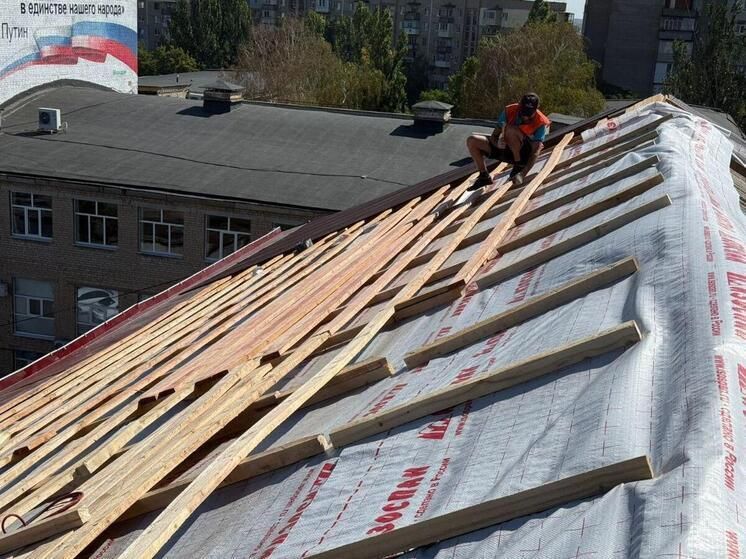 В Мелитополе продолжается капитальный ремонт кровли многоквартирного дома