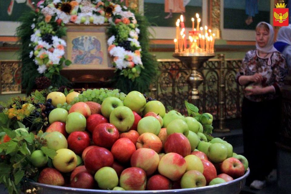 В храмах города Приморск отслужили торжественную литургию в день Преображения Господня