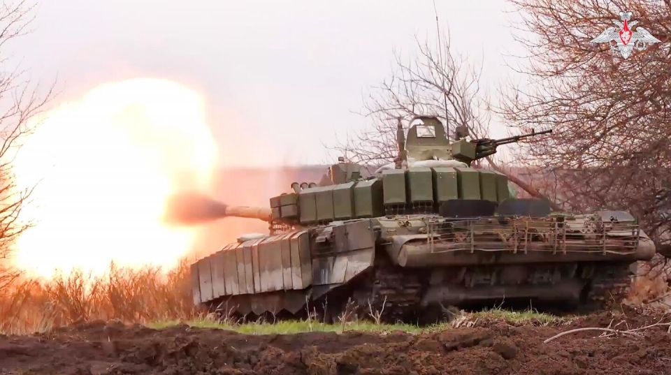 Выдержавший 24 удара дронами Т-72 уничтожил опорники ВСУ, рассказал боец