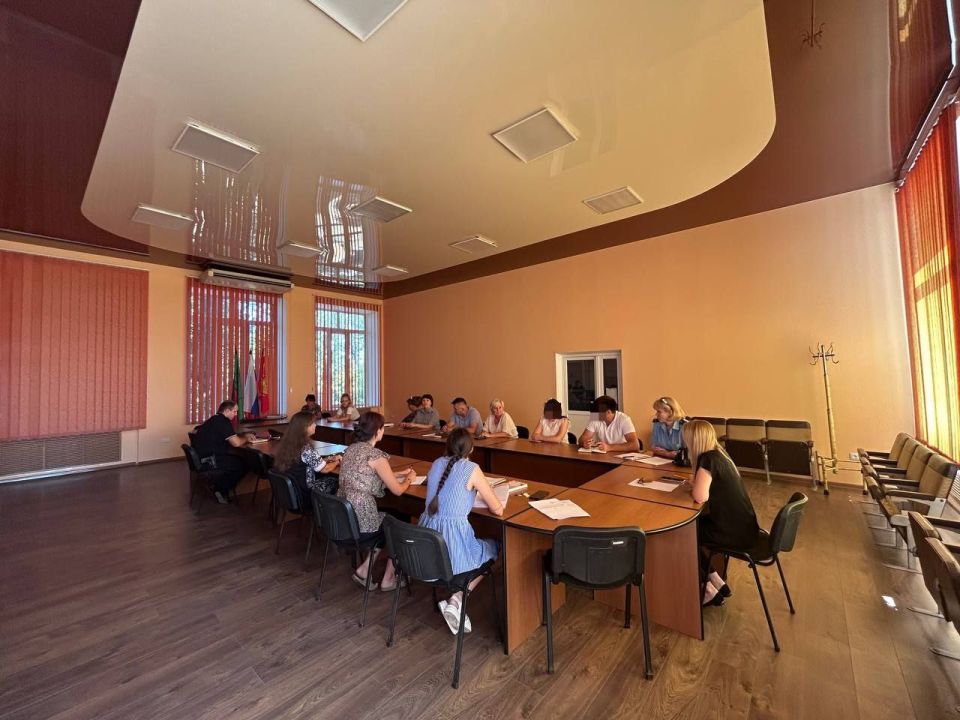 Очередное заседание комиссии по делам несовершеннолетних и защите их прав состоялось 19 августа в малом зале администрации Приморского муниципального округа