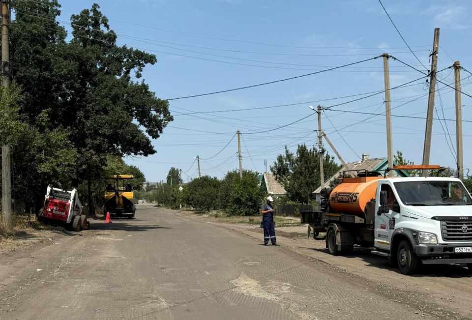 Бригада из Ингушетии приступила к ямочному ремонту автомобильной дороги на улице Вокзальной в Молочанске