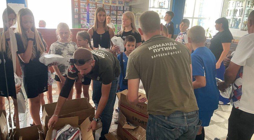 Юным спортсменам из Токмака передали обувь