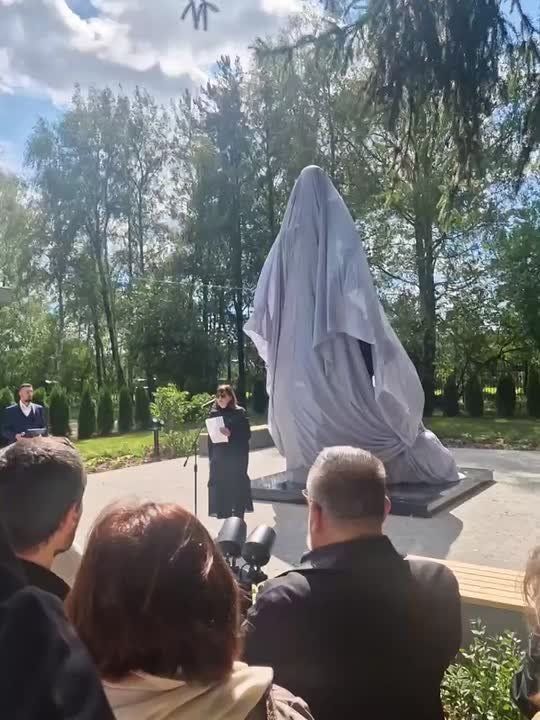 Антон Тицкий: Сегодня, в третью годовщину гибели Дарьи Дугиной, журналиста, философа, военного корреспондента, в парке Захарово Одинцовского района прошло торжественное открытие памятника в её честь