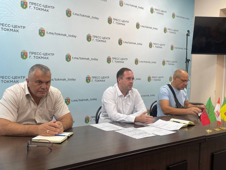 Глава Токмакского муниципального округа Александр Калмыков совместно с руководителем государственной жилищной инспекции Запорожской области Олегом Рябчуком провел рабочее совещание с руководителями учебных заведений...