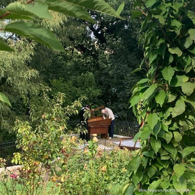 Раки с мощами святых вынесли из Киево-Печерской лавры и проводят с ними какие-то манипуляции