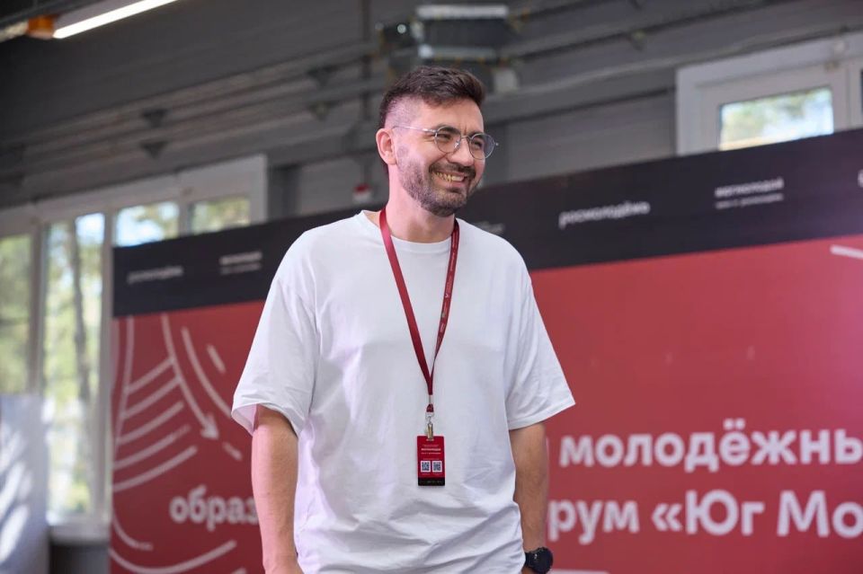 Локальное, своё, новое!. Участники вновь продолжают обучение по направлению Юг. Своё, сегодня они рассмотрели такие вопросы, как Маяк, я так вижу Созидателей — кто такие Созидатели, зачем они приезжают?