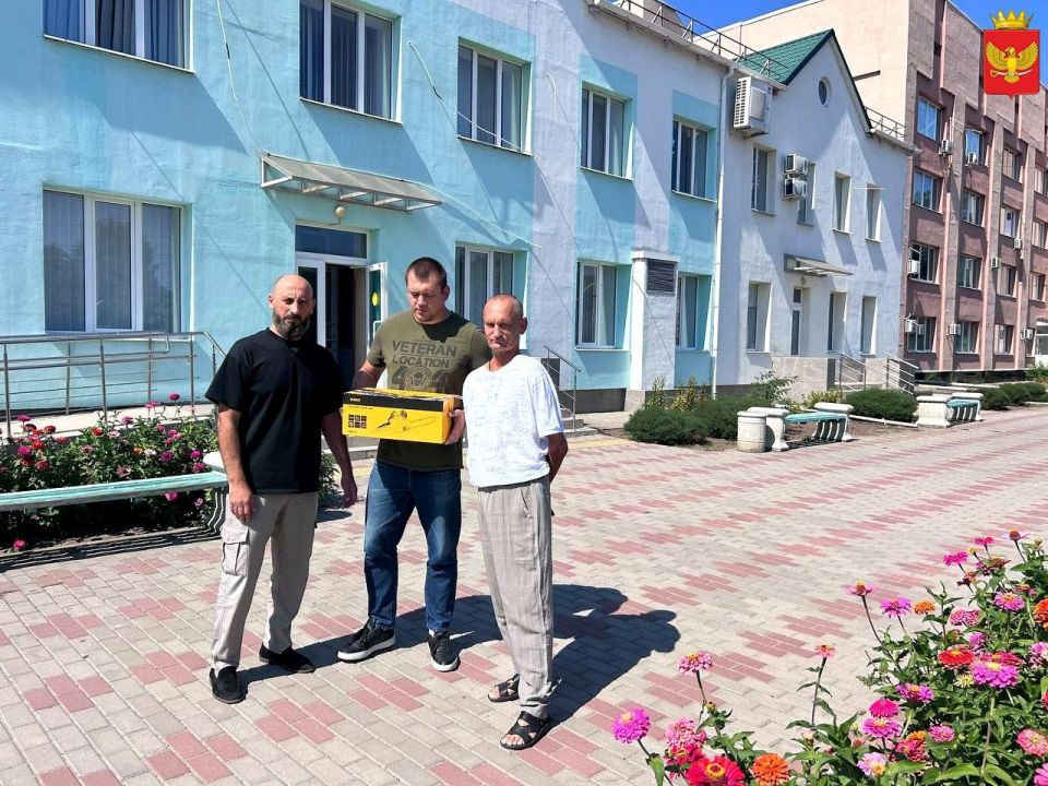 Председатель Приморского окружного совета депутатов Никита Комелов и депутат местного отделения политической партии "Единая Россия" Геннадий Аничкин оказали помощь Центральной районной больнице Приморска в приобретении...