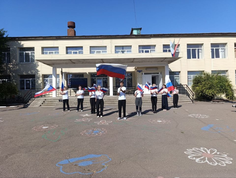 В ГБУ ОО ЗО "Новоуспеновская СОШ" Весёловского района состоялось праздничное мероприятие, приуроченное Дню Государственного флага Российской Федерации