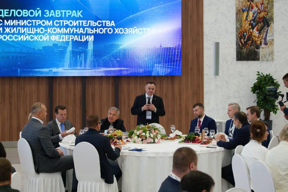 В рамках Всероссийского форума «Развитие малых городов и исторических поселений» состоялся деловой завтрак «Малый город - среда роста» с главой Минстроя России Иреком Файзуллиным