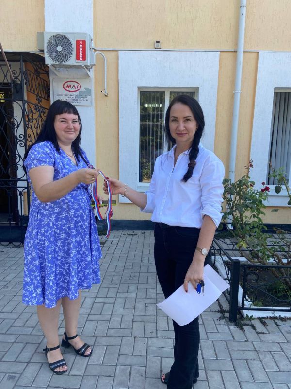 #ПодОднимФлагом. В преддверии празднования Дея государственного флага РФ в подразделениях Мелитополь - Херсонского филиала ФГУП «Железные дороги Новороссии» прошла акция по раздаче ленточек и флажков "Флаг моей страны"