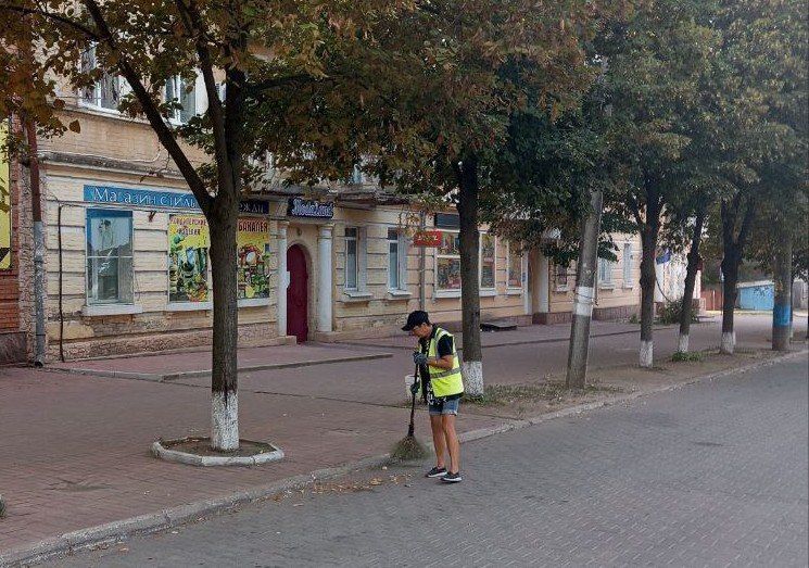 В преддверии Дня государственного флага России сотрудники МУП КП «Контакт» провели уборку общественных территорий Токмака и Молочанска