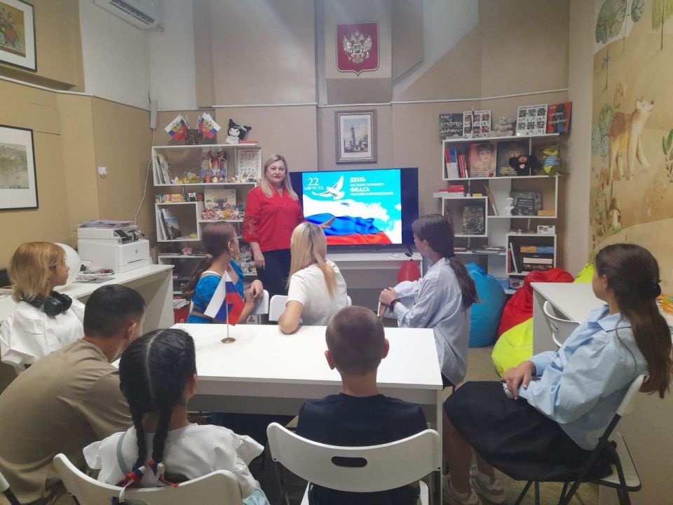 В преддверии одного из самых важных государственных праздников – Дня Государственного флага Российской Федерации – в Детском центре краеведческого музея провели мероприятие , посвященное символам нашей страны