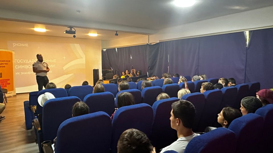 В канун празднования Дня Государственного флага РФ команда запорожского филиала фонда «Защитники Отечества» и реготделение общества «Знание» провели лекции о значении российских государственных символов в детском лагере...