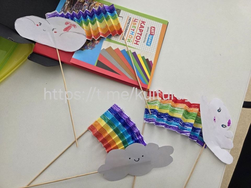 Сегодня в кружке прикладного и декоративного творчества "Лисёнки" Дворца Культуры "Горняк" г. Днепрорудное прошёл замечательный мастер-класс по созданию открыток и поделок из бумаги!