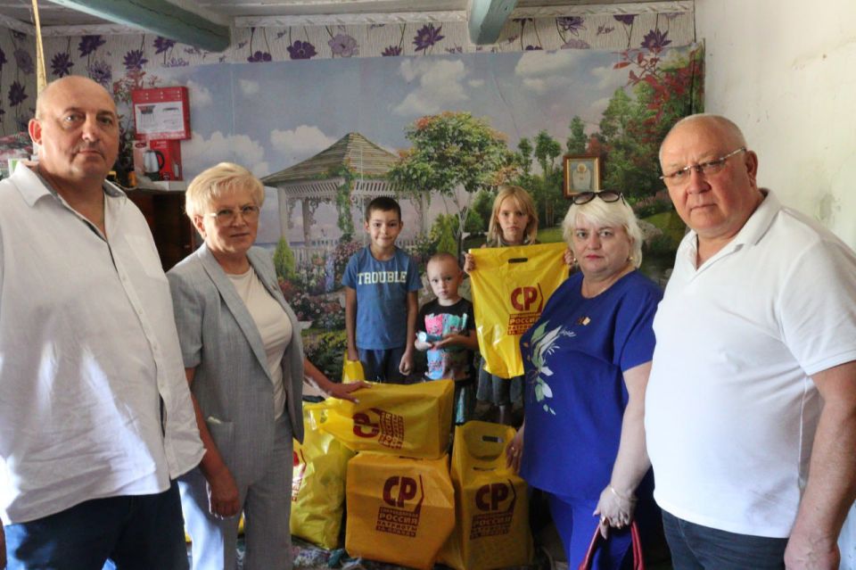 К 1 сентября готовы!. Многодетные семьи села Бурчак, проживающие в непосредственной близости от линии боевого соприкосновения получили адресную гуманитарную помощь к 1 сентября