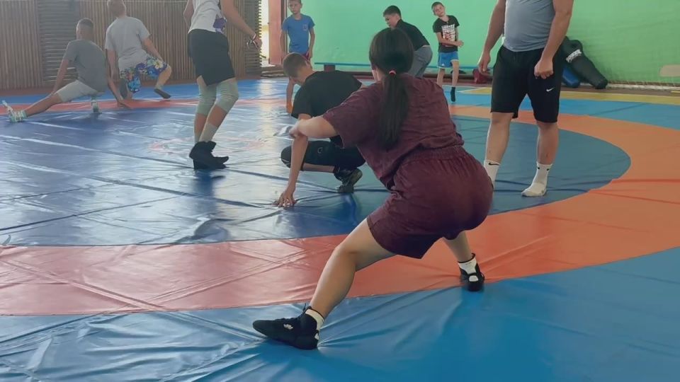 Гордимся нашим флагом!. Активисты "ЮгМолодой" совместно с Спортивной школы № 3 пгт