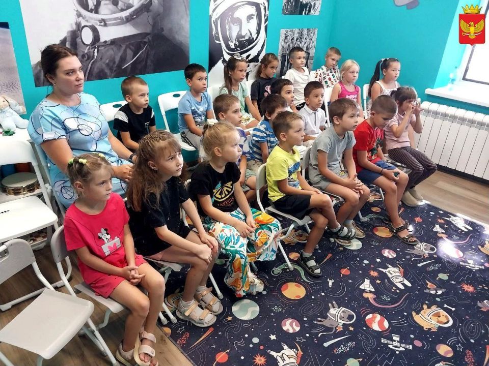 Гордимся флагом страны!. В преддверии государственного праздника - Дня флага России - в Приморском краеведческом музее побывали воспитанники подготовительной группы детского сада "Ивушка"