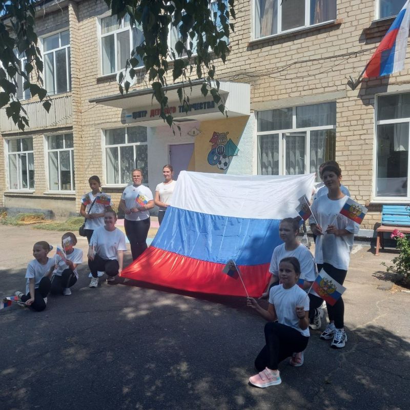 Педагоги и воспитанники Михайловского Центра детского творчества от всей души поздравляют с Днём российского флага!